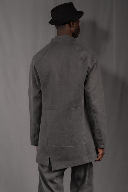 eigensinnig wien | Wotruba | Skulpturaler Herren Cold Dye Rigid Denim Kurzmantel in Moosgrau