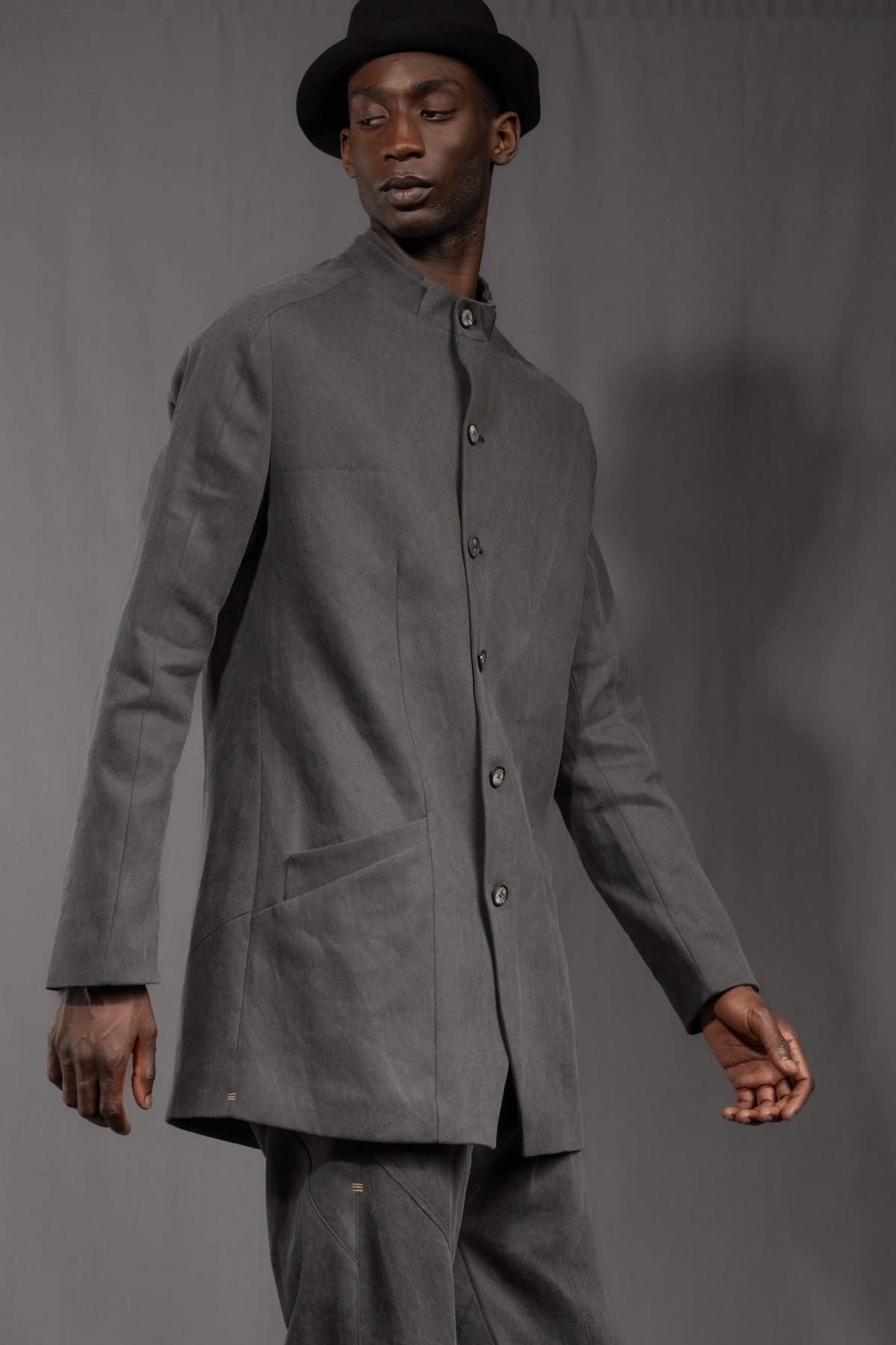 eigensinnig wien | Wotruba | Skulpturaler Herren Cold Dye Rigid Denim Kurzmantel in Moosgrau
