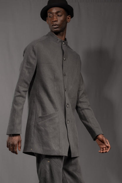 eigensinnig wien | Wotruba | Skulpturaler Herren Cold Dye Rigid Denim Kurzmantel in Moosgrau