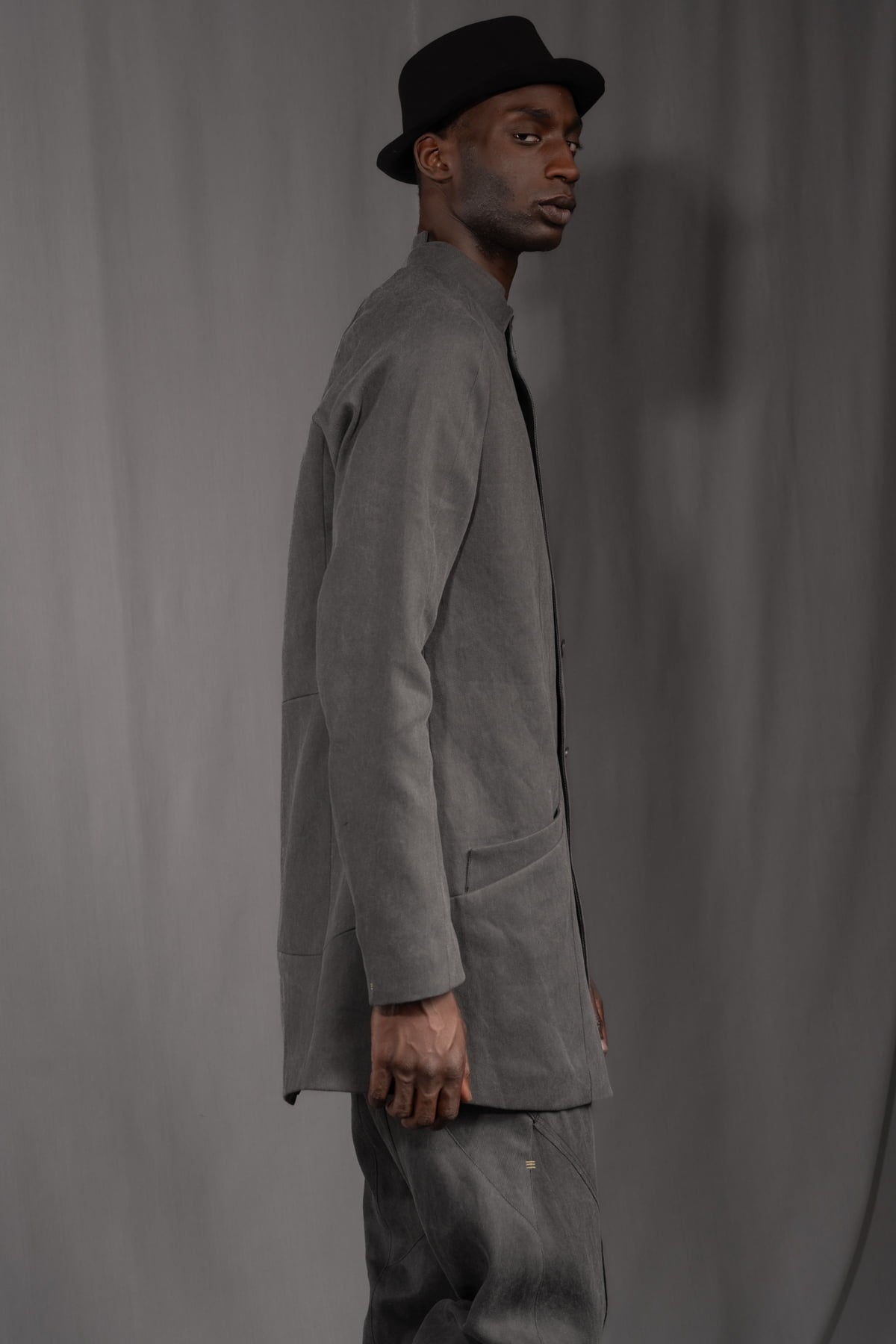 eigensinnig wien | Wotruba | Skulpturaler Herren Cold Dye Rigid Denim Kurzmantel in Moosgrau