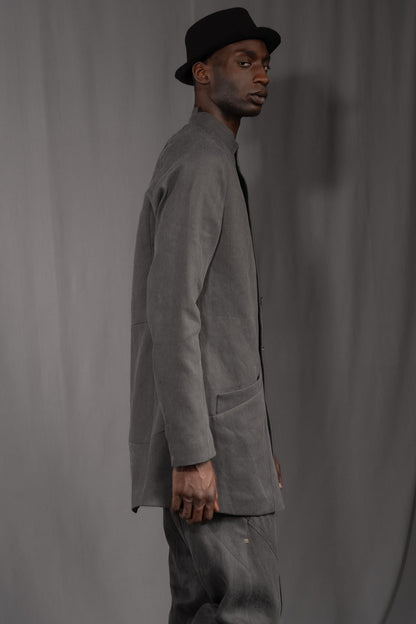 eigensinnig wien | Wotruba | Skulpturaler Herren Cold Dye Rigid Denim Kurzmantel in Moosgrau