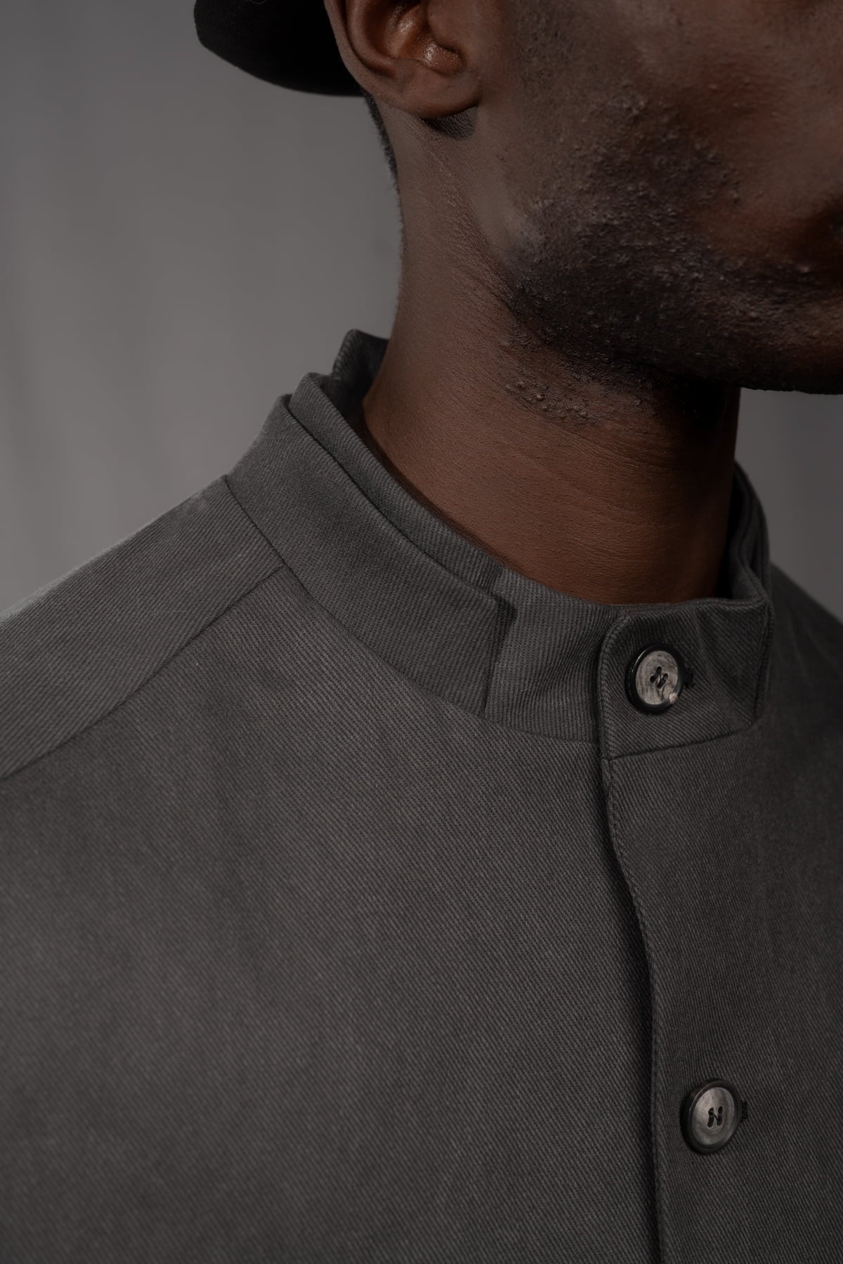 eigensinnig wien | Wotruba | Skulpturaler Herren Cold Dye Rigid Denim Kurzmantel in Moosgrau