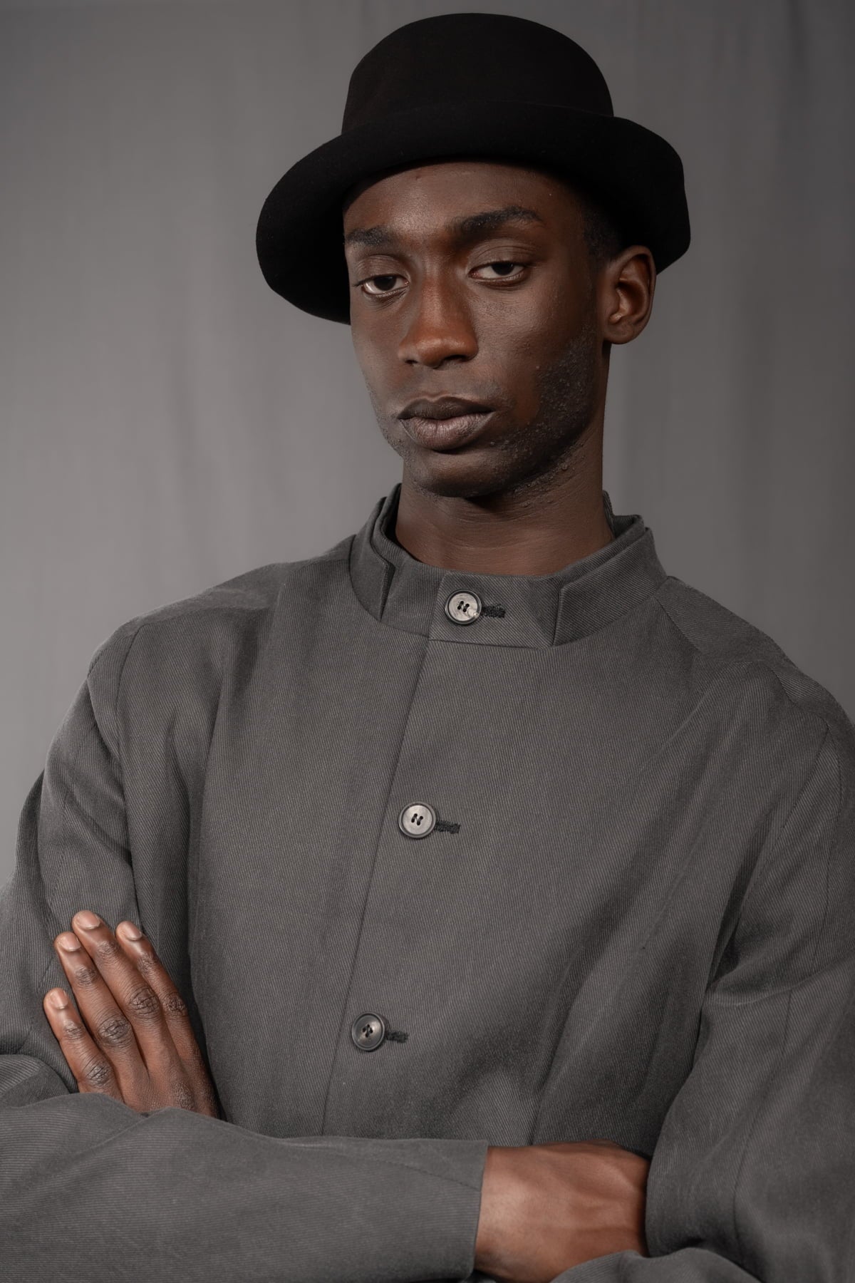 eigensinnig wien | Wotruba | Skulpturaler Herren Cold Dye Rigid Denim Kurzmantel in Moosgrau