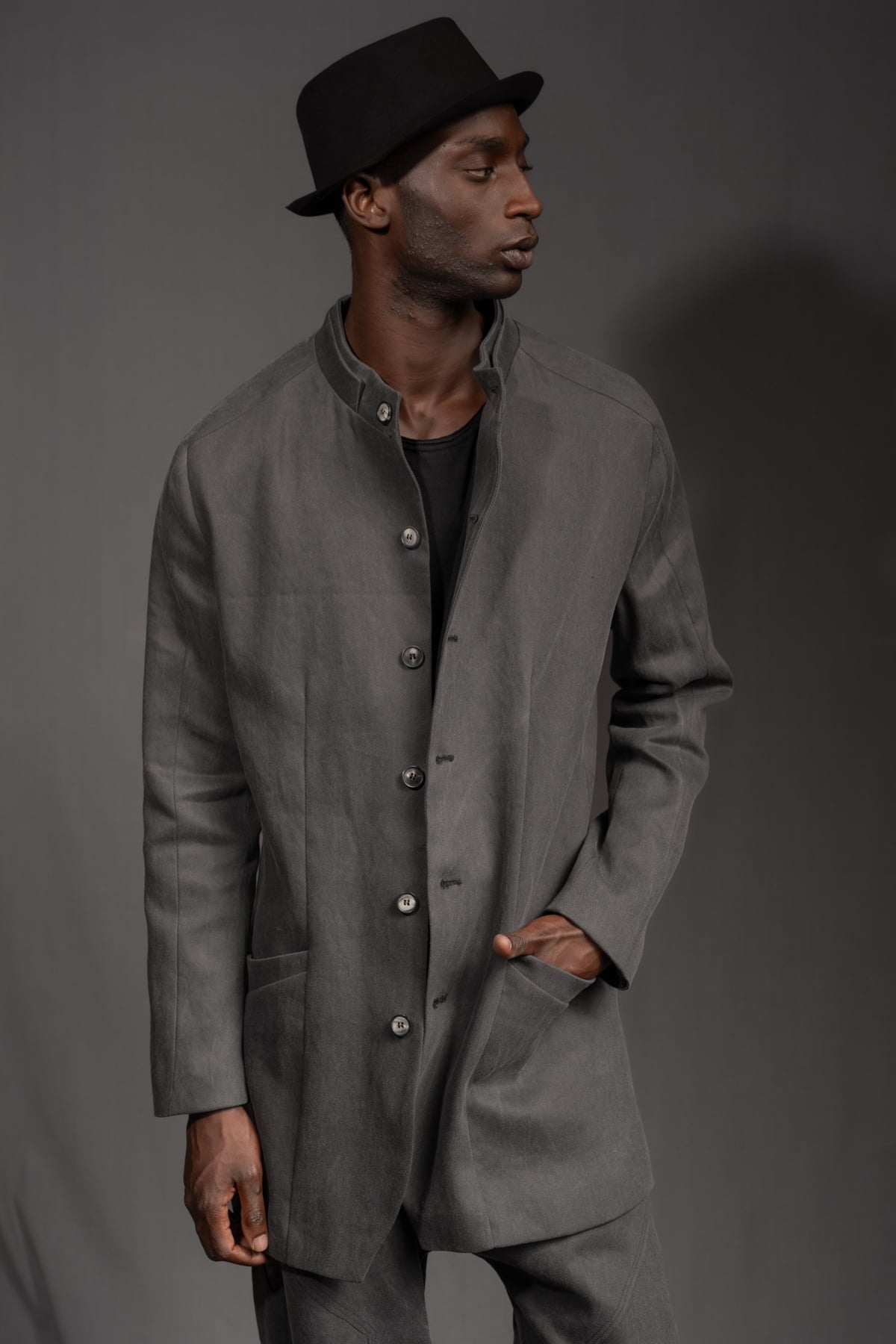 eigensinnig wien | Wotruba | Skulpturaler Herren Cold Dye Rigid Denim Kurzmantel in Moosgrau