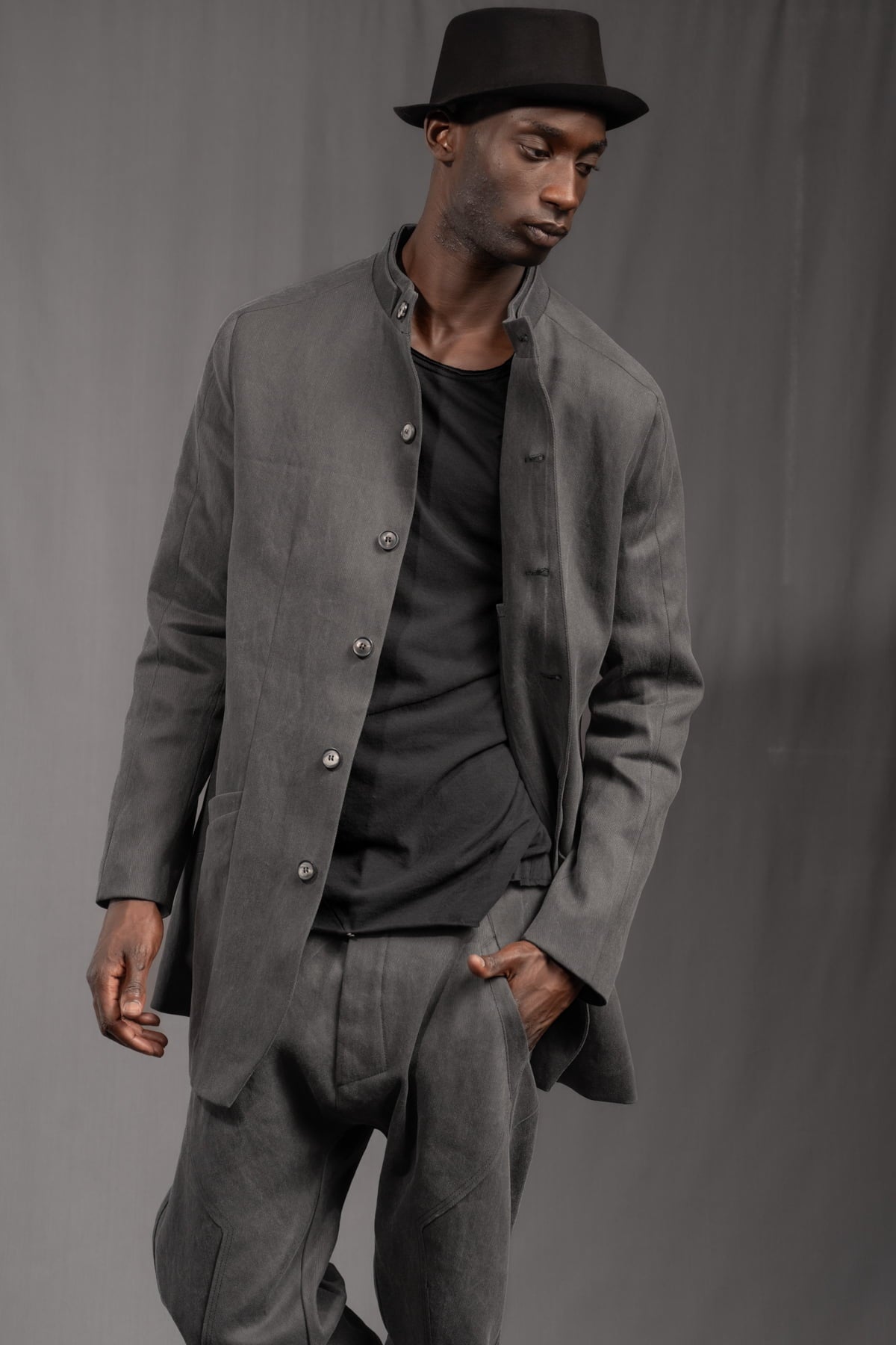 eigensinnig wien | Wotruba | Skulpturaler Herren Cold Dye Rigid Denim Kurzmantel in Moosgrau