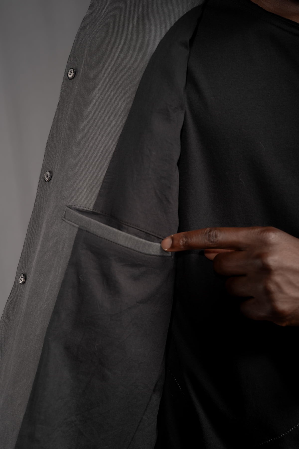 eigensinnig wien | Wotruba | Skulpturaler Herren Cold Dye Rigid Denim Kurzmantel in Moosgrau