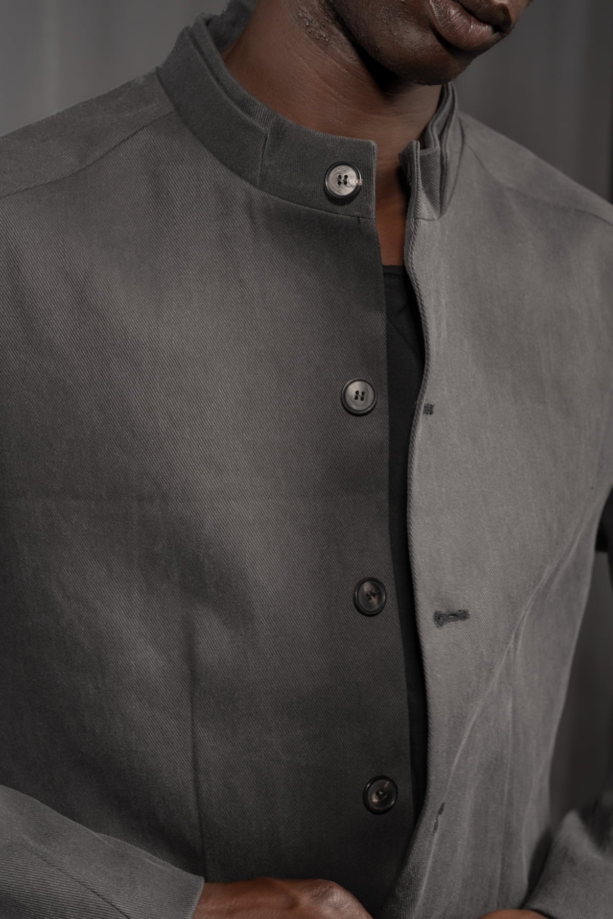 eigensinnig wien | Wotruba | Skulpturaler Herren Cold Dye Rigid Denim Kurzmantel in Moosgrau