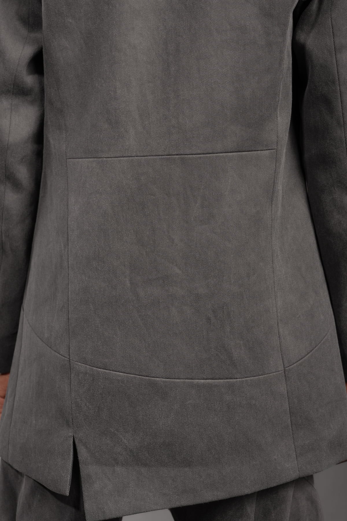 eigensinnig wien | Wotruba | Skulpturaler Herren Cold Dye Rigid Denim Kurzmantel in Moosgrau