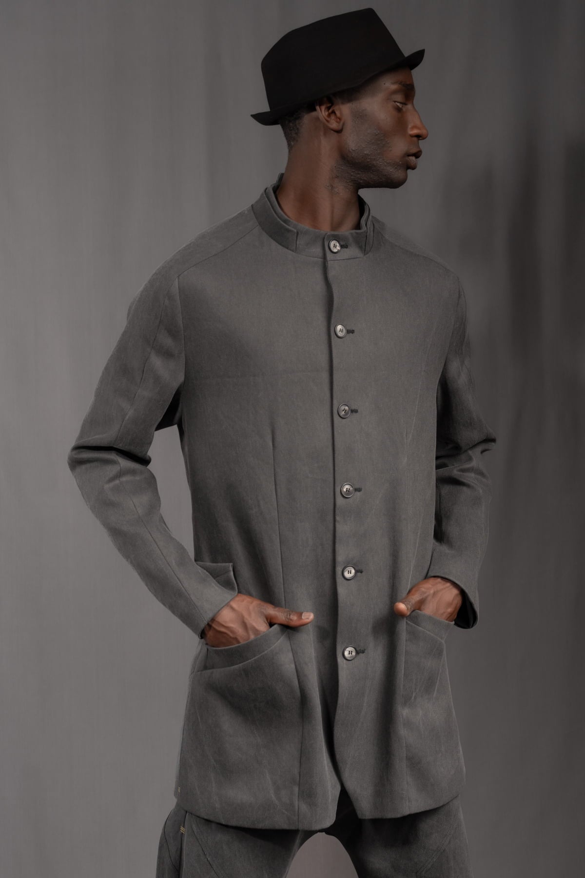 eigensinnig wien | Wotruba | Skulpturaler Herren Cold Dye Rigid Denim Kurzmantel in Moosgrau
