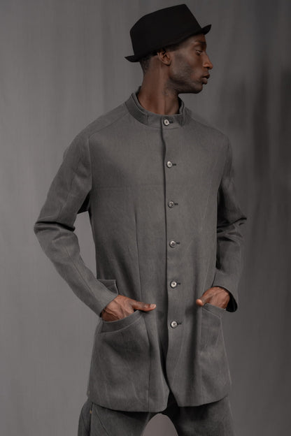 eigensinnig wien | Wotruba | Skulpturaler Herren Cold Dye Rigid Denim Kurzmantel in Moosgrau