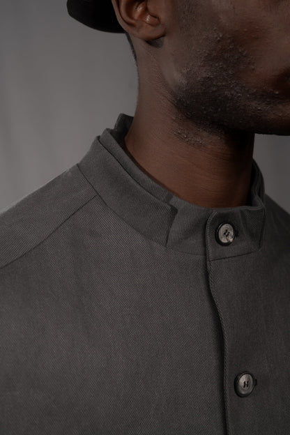 eigensinnig wien | WotWal | Skulpturaler Herrenanzug aus Cold Dye Rigid Denim in Moosgrau