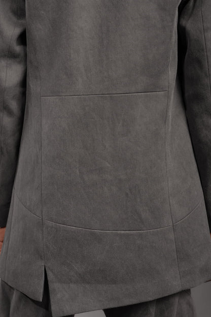 eigensinnig wien | WotWal | Skulpturaler Herrenanzug aus Cold Dye Rigid Denim in Moosgrau
