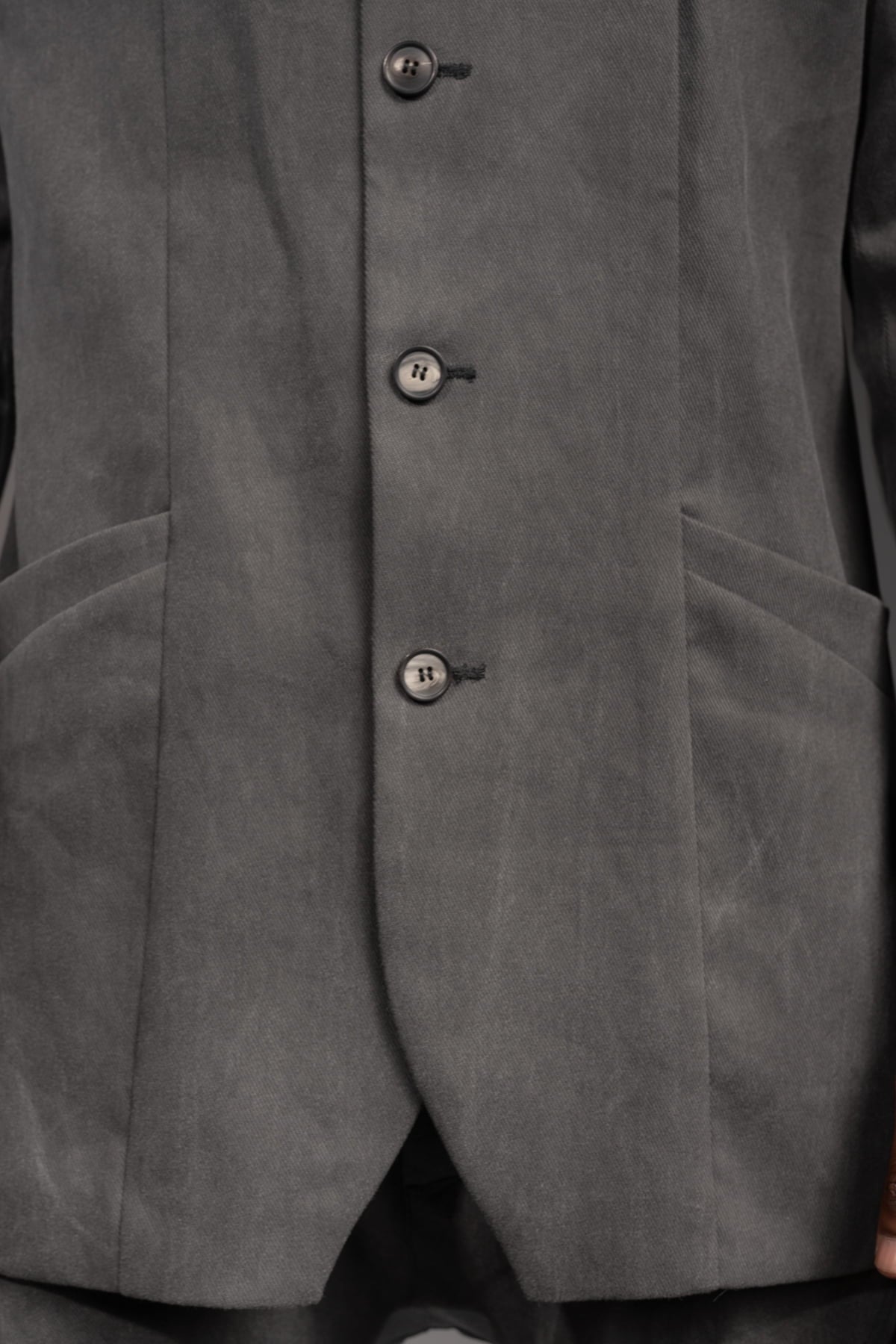 eigensinnig wien | WotWal | Skulpturaler Herrenanzug aus Cold Dye Rigid Denim in Moosgrau