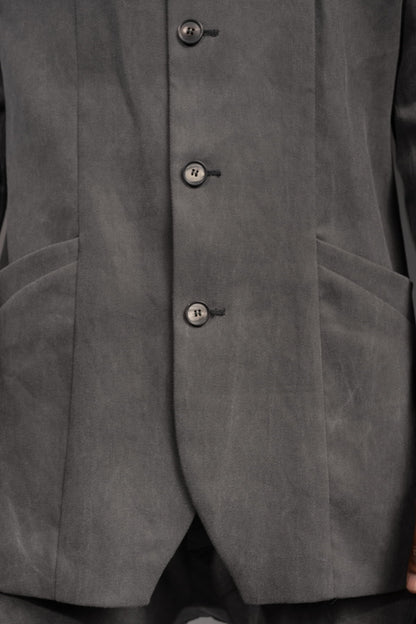 eigensinnig wien | WotWal | Skulpturaler Herrenanzug aus Cold Dye Rigid Denim in Moosgrau