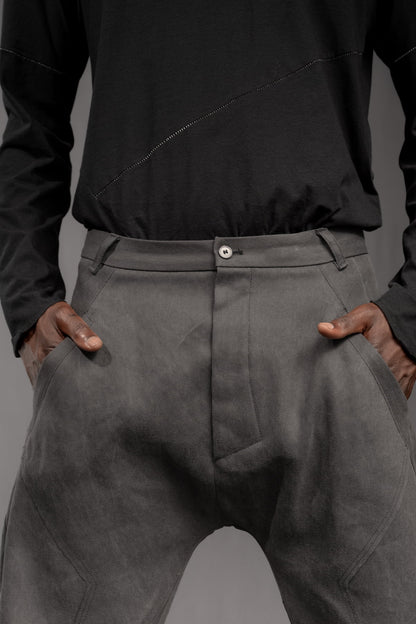 eigensinnig wien | WotWal | Skulpturaler Herrenanzug aus Cold Dye Rigid Denim in Moosgrau