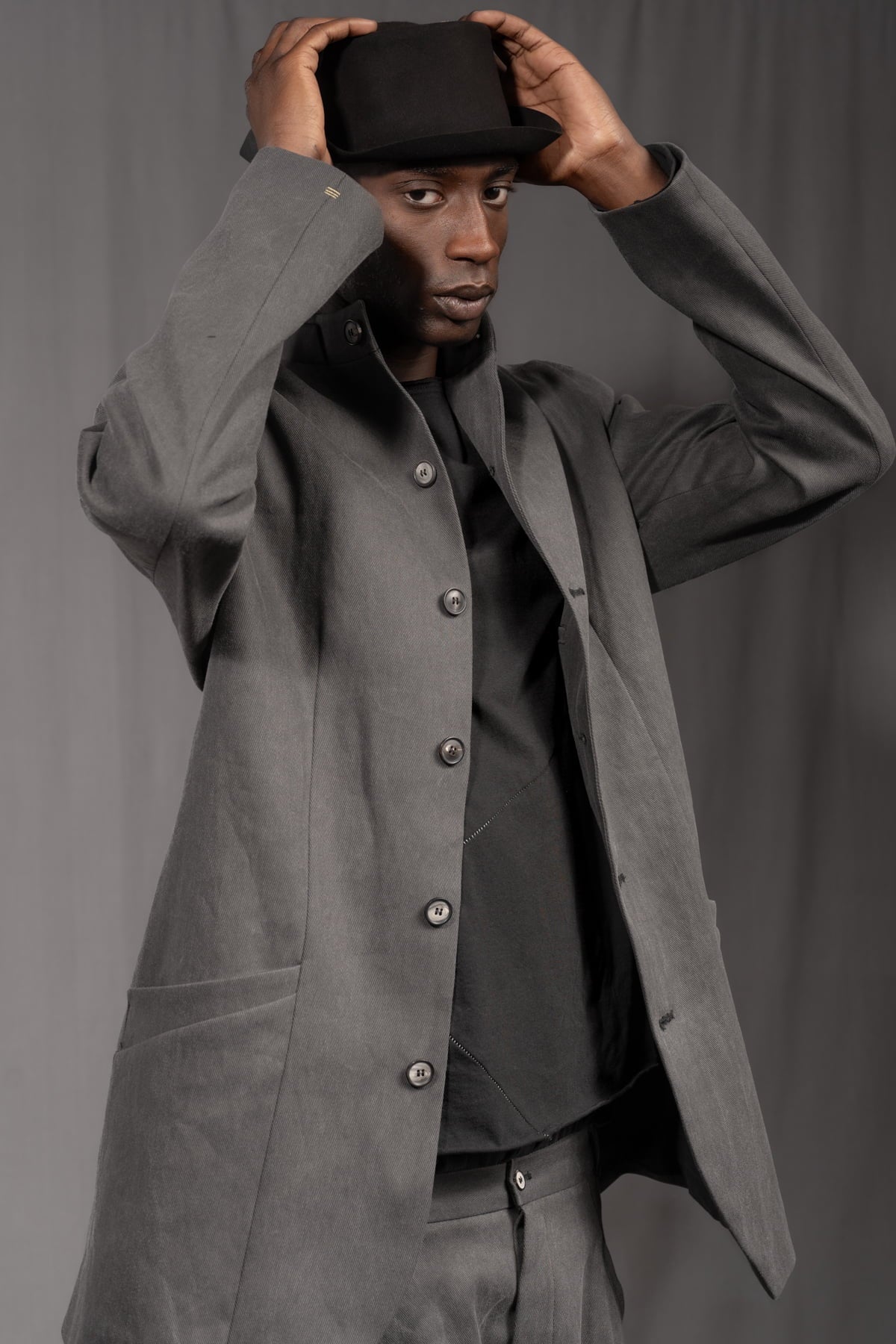 eigensinnig wien | WotWal | Skulpturaler Herrenanzug aus Cold Dye Rigid Denim in Moosgrau