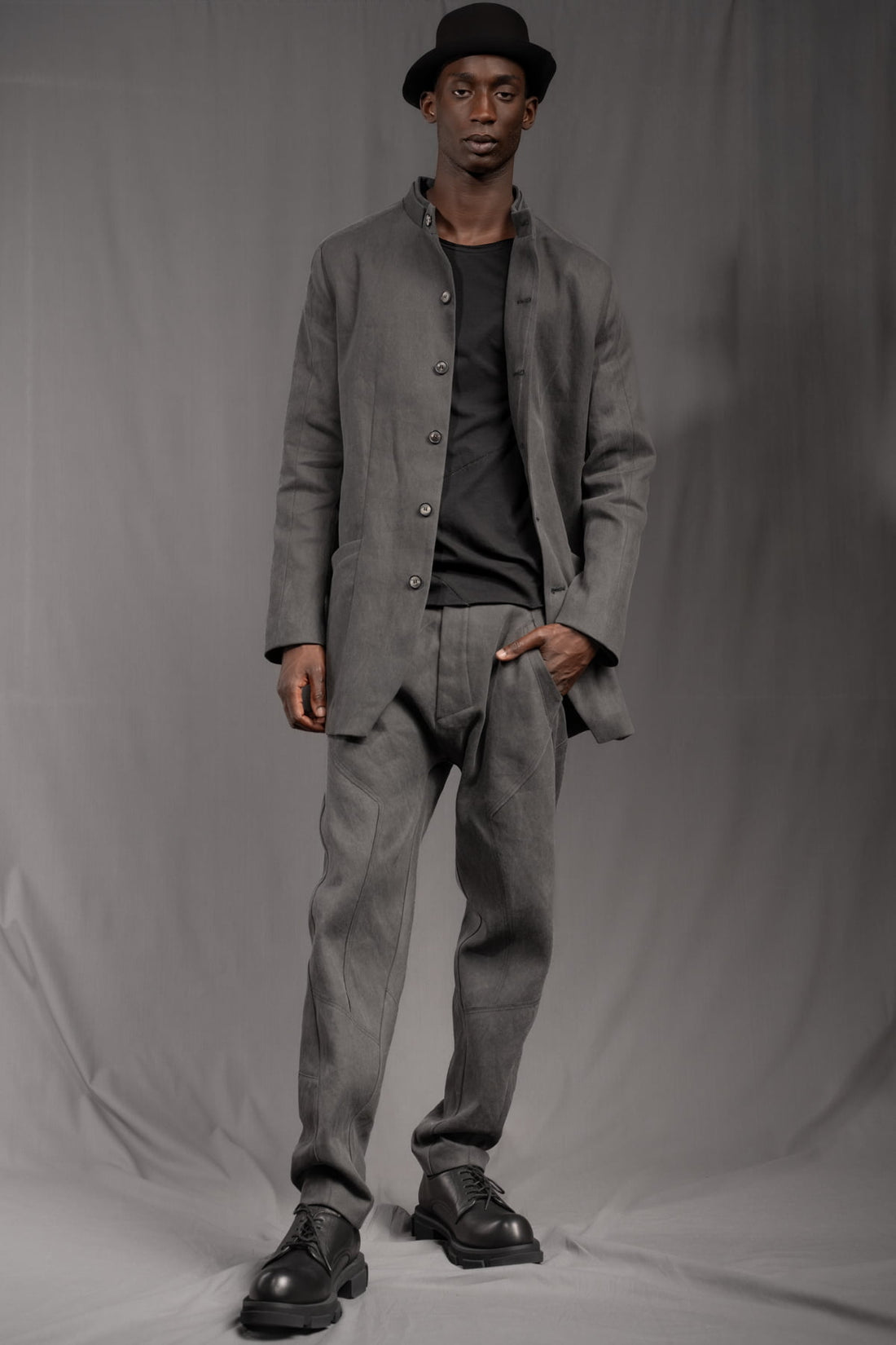 eigensinnig wien | WotWal | Skulpturaler Herrenanzug aus Cold Dye Rigid Denim in Moosgrau