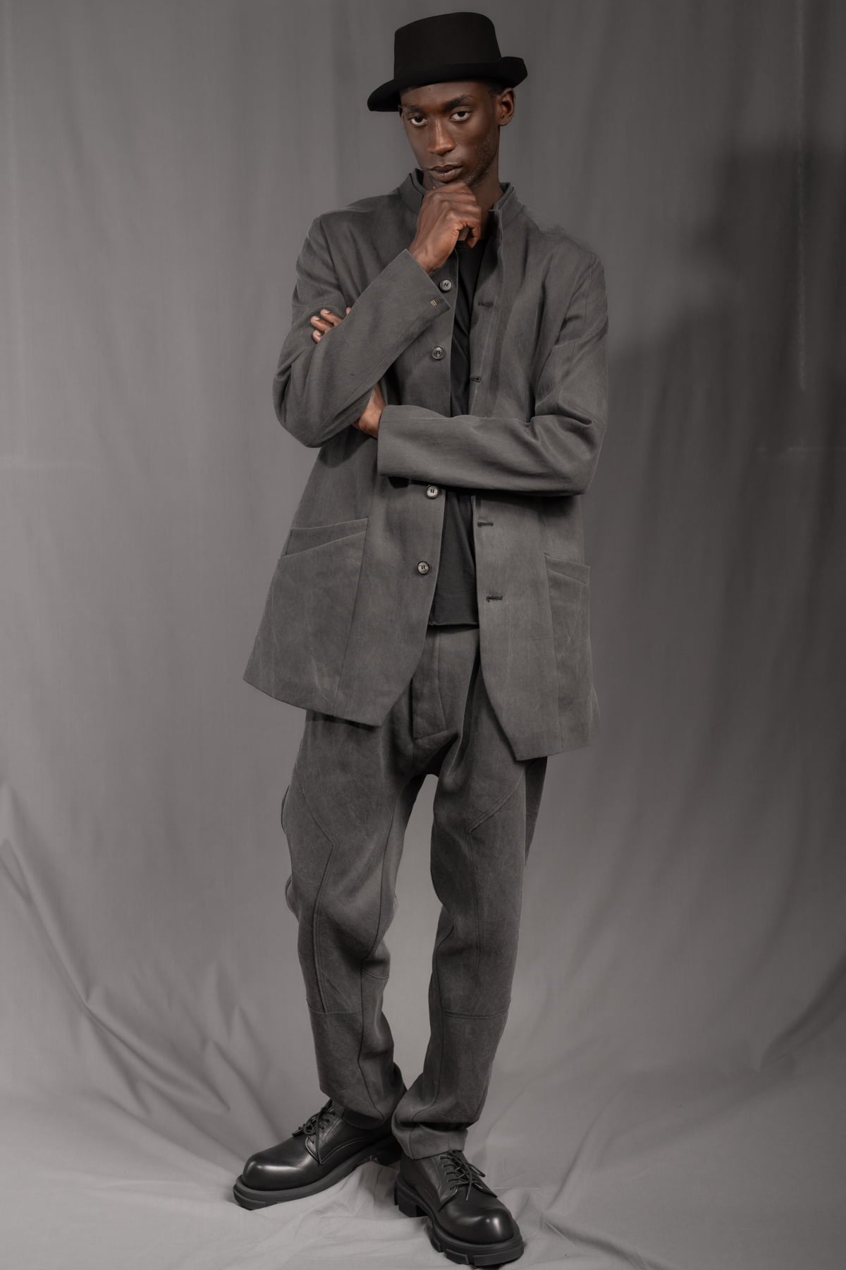 eigensinnig wien | WotWal | Skulpturaler Herrenanzug aus Cold Dye Rigid Denim in Moosgrau