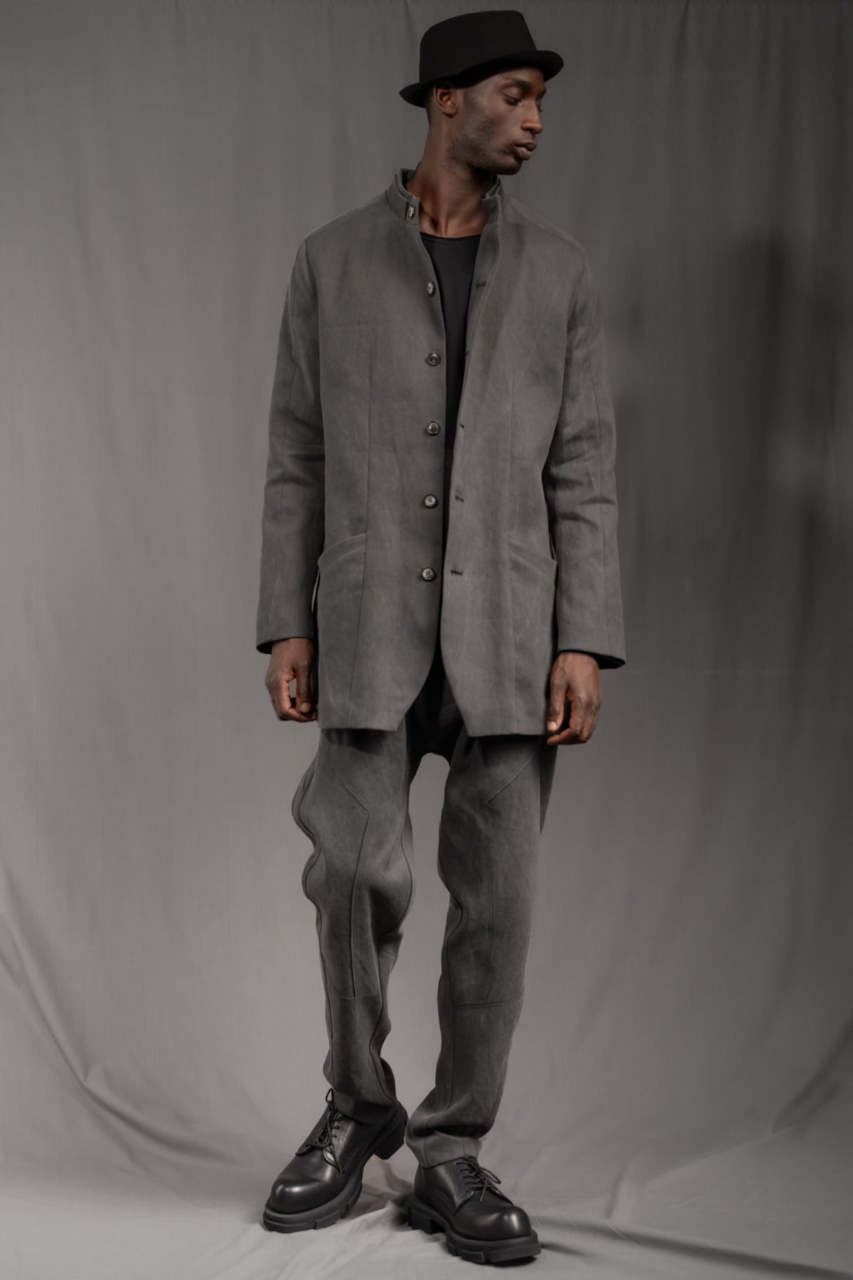 eigensinnig wien | WotWal | Skulpturaler Herrenanzug aus Cold Dye Rigid Denim in Moosgrau