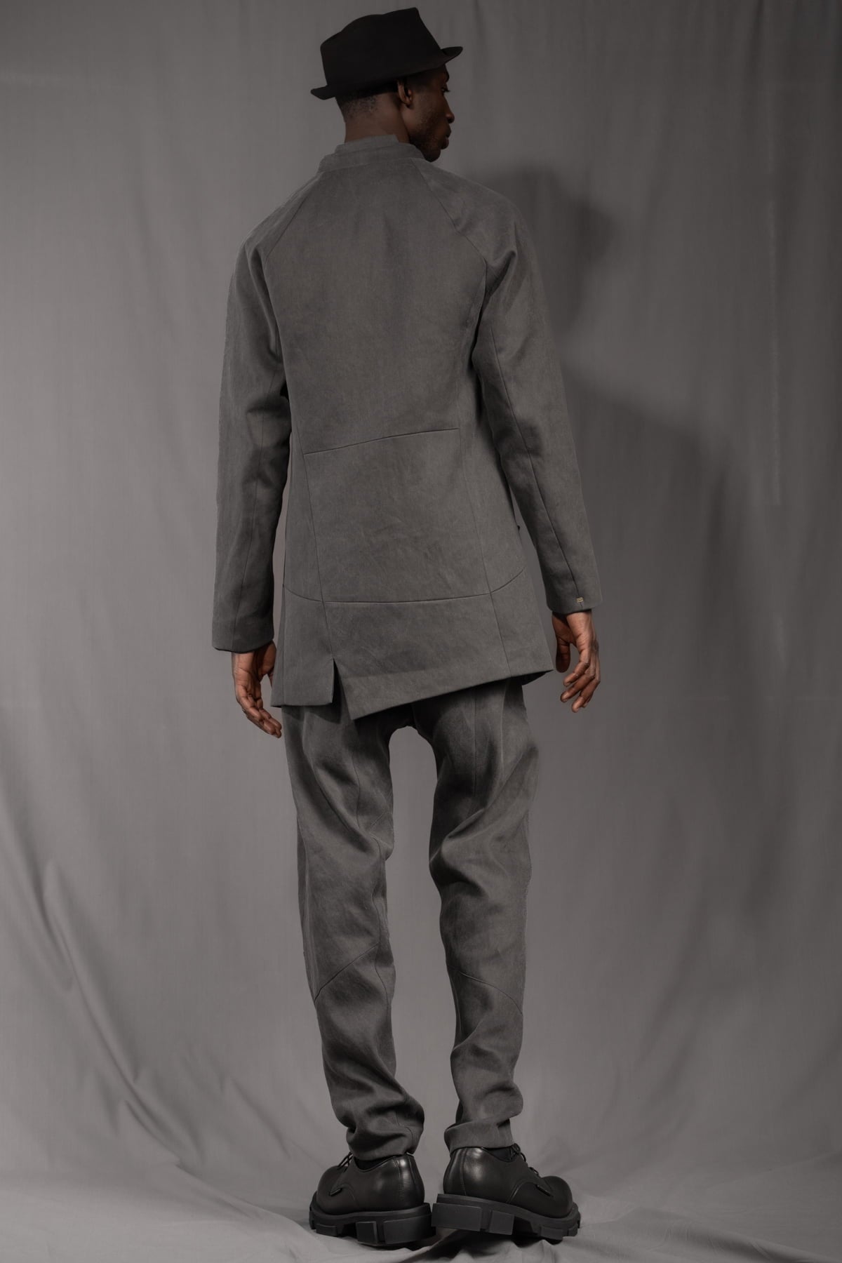 eigensinnig wien | WotWal | Skulpturaler Herrenanzug aus Cold Dye Rigid Denim in Moosgrau