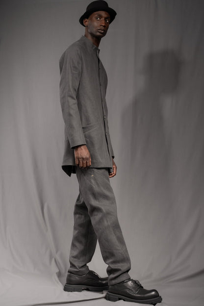 eigensinnig wien | WotWal | Skulpturaler Herrenanzug aus Cold Dye Rigid Denim in Moosgrau