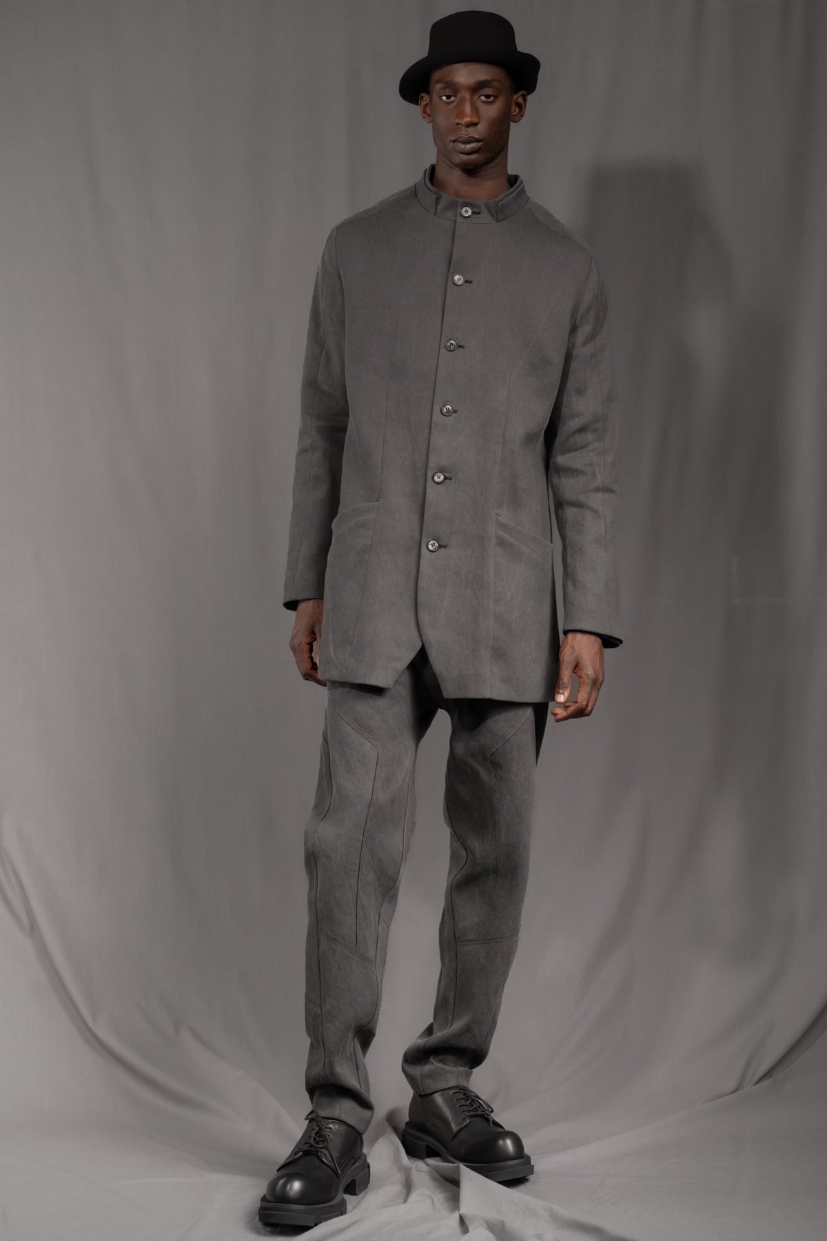 eigensinnig wien | WotWal | Skulpturaler Herrenanzug aus Cold Dye Rigid Denim in Moosgrau