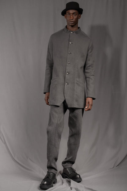 eigensinnig wien | WotWal | Skulpturaler Herrenanzug aus Cold Dye Rigid Denim in Moosgrau