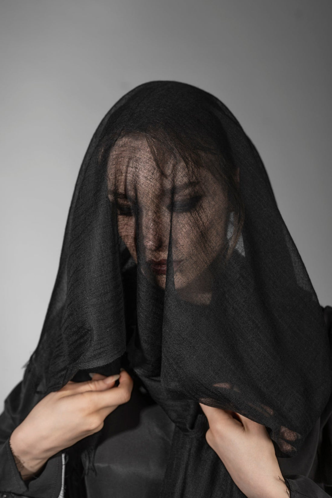 eigensinnig wien | Wrong Heaven | Schwarzer Designer Schal aus hochwertiger Wolle