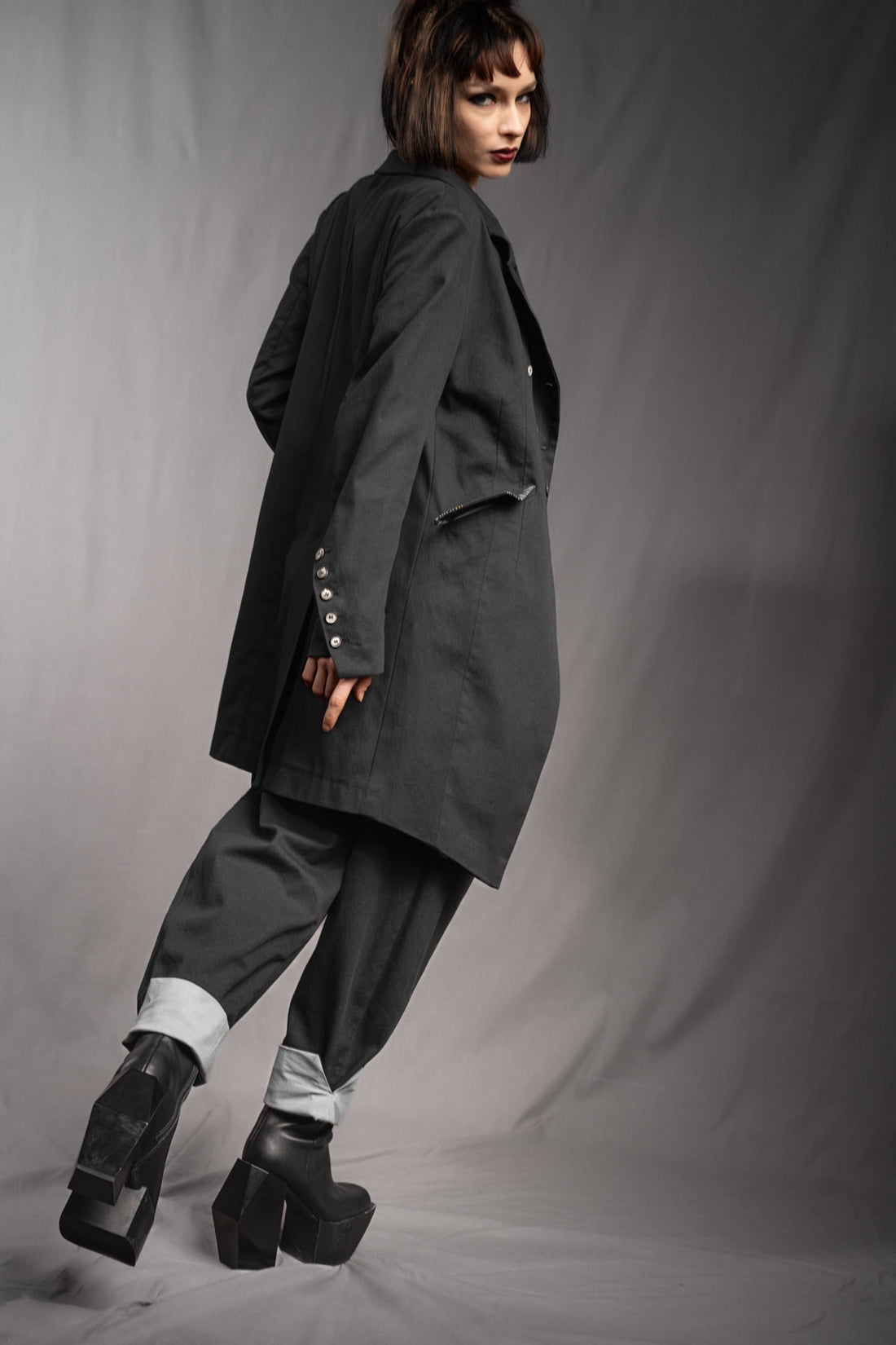 eigensinnig wien | YlaEgo | Schwarzes Damen-Ensemble aus Gabardine-Baumwolle