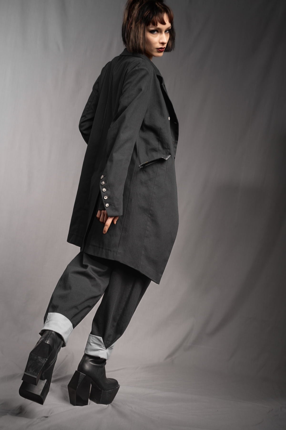 eigensinnig wien | YlaEgo | Schwarzes Damen-Ensemble aus Gabardine-Baumwolle