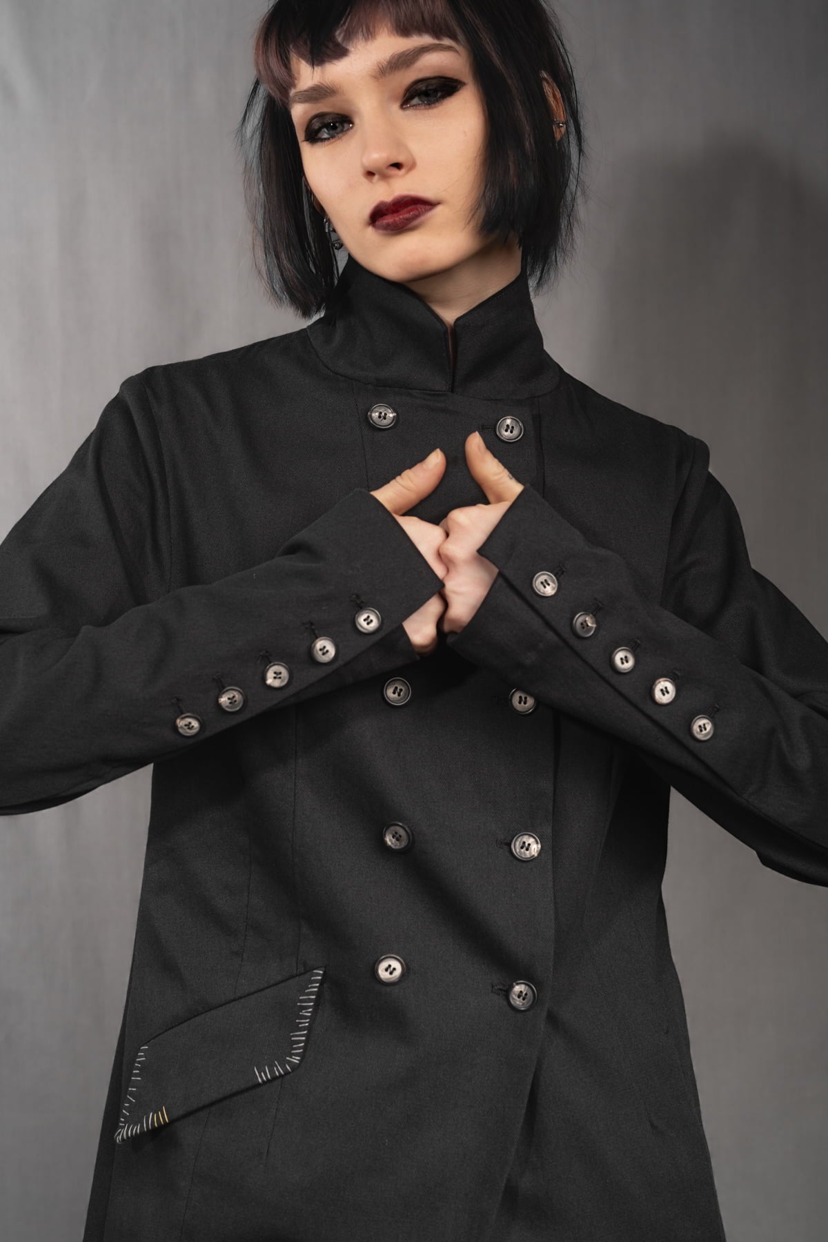 eigensinnig wien | YlaEgo | Schwarzes Damen-Ensemble aus Gabardine-Baumwolle