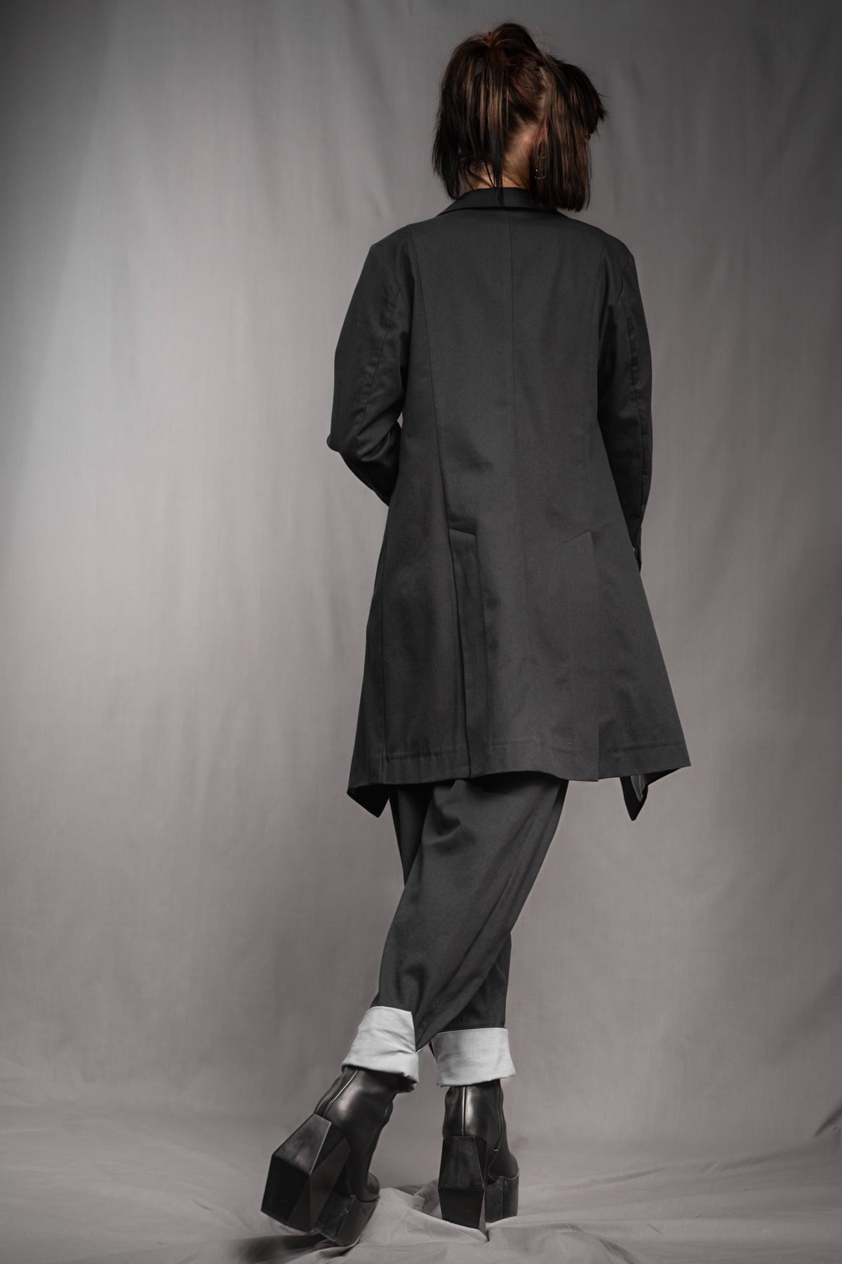 eigensinnig wien | YlaEgo | Schwarzes Damen-Ensemble aus Gabardine-Baumwolle