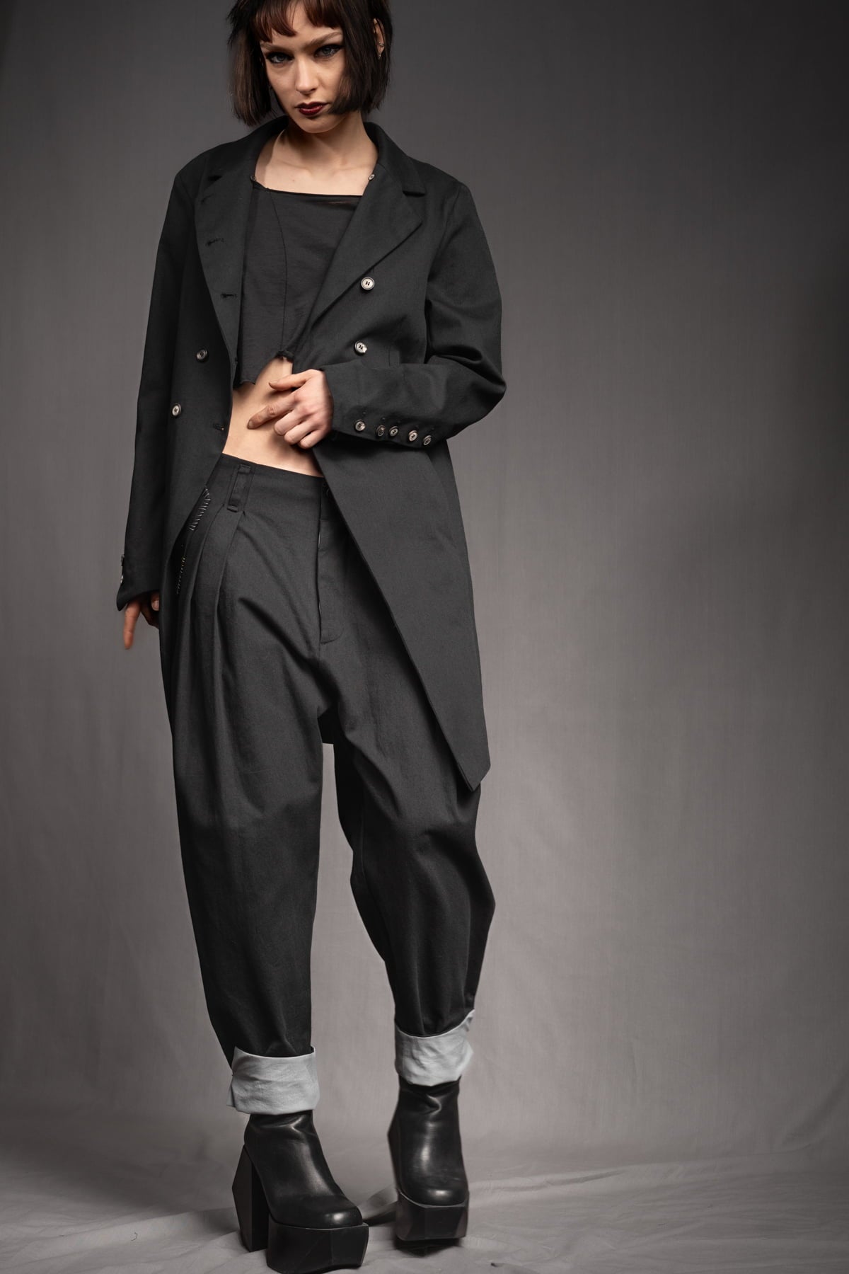 eigensinnig wien | YlaEgo | Schwarzes Damen-Ensemble aus Gabardine-Baumwolle