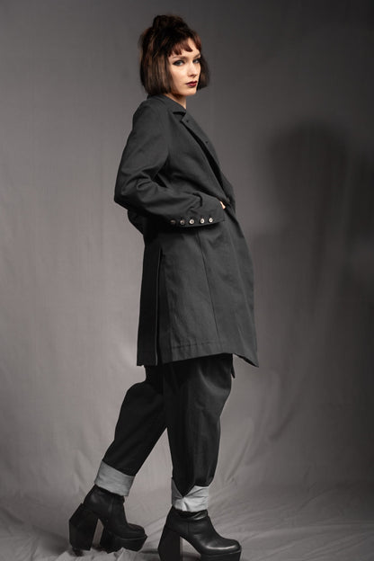 eigensinnig wien | YlaEgo | Schwarzes Damen-Ensemble aus Gabardine-Baumwolle