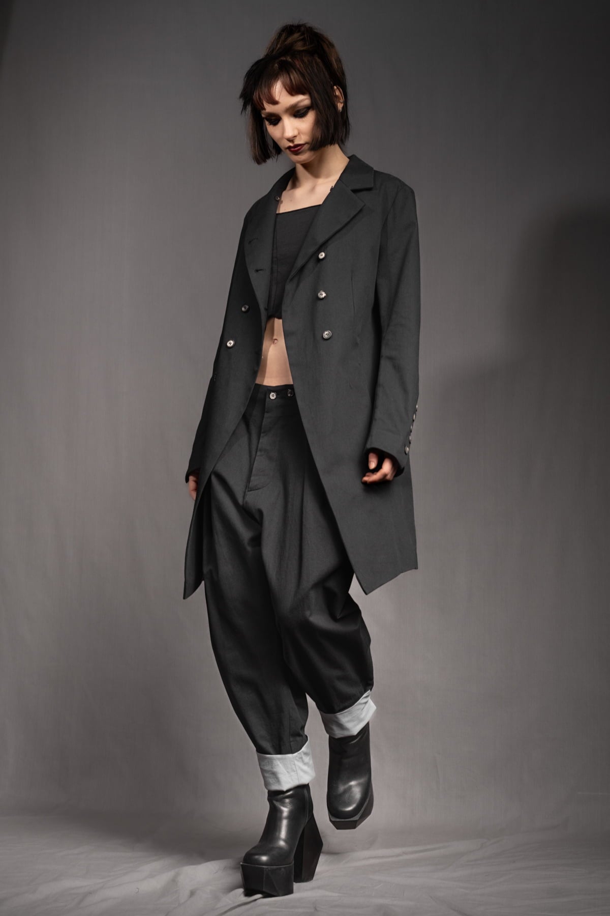 eigensinnig wien | YlaEgo | Schwarzes Damen-Ensemble aus Gabardine-Baumwolle