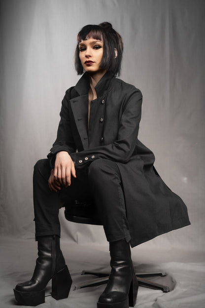 eigensinnig wien | Ylajali | Designer Doppelreiher Mantel für Damen aus schwarzer Baumwolle