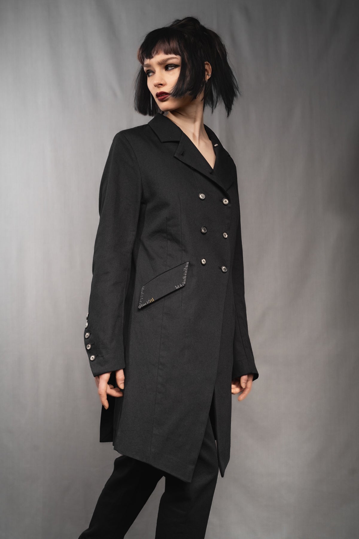 eigensinnig wien | Ylajali | Designer Doppelreiher Mantel für Damen aus schwarzer Baumwolle