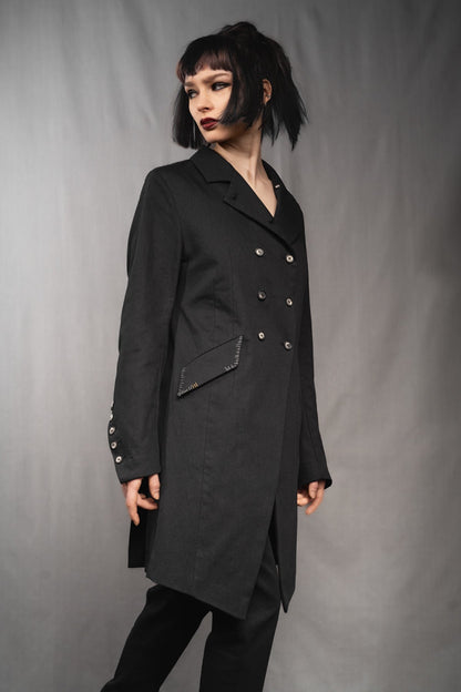 eigensinnig wien | Ylajali | Designer Doppelreiher Mantel für Damen aus schwarzer Baumwolle