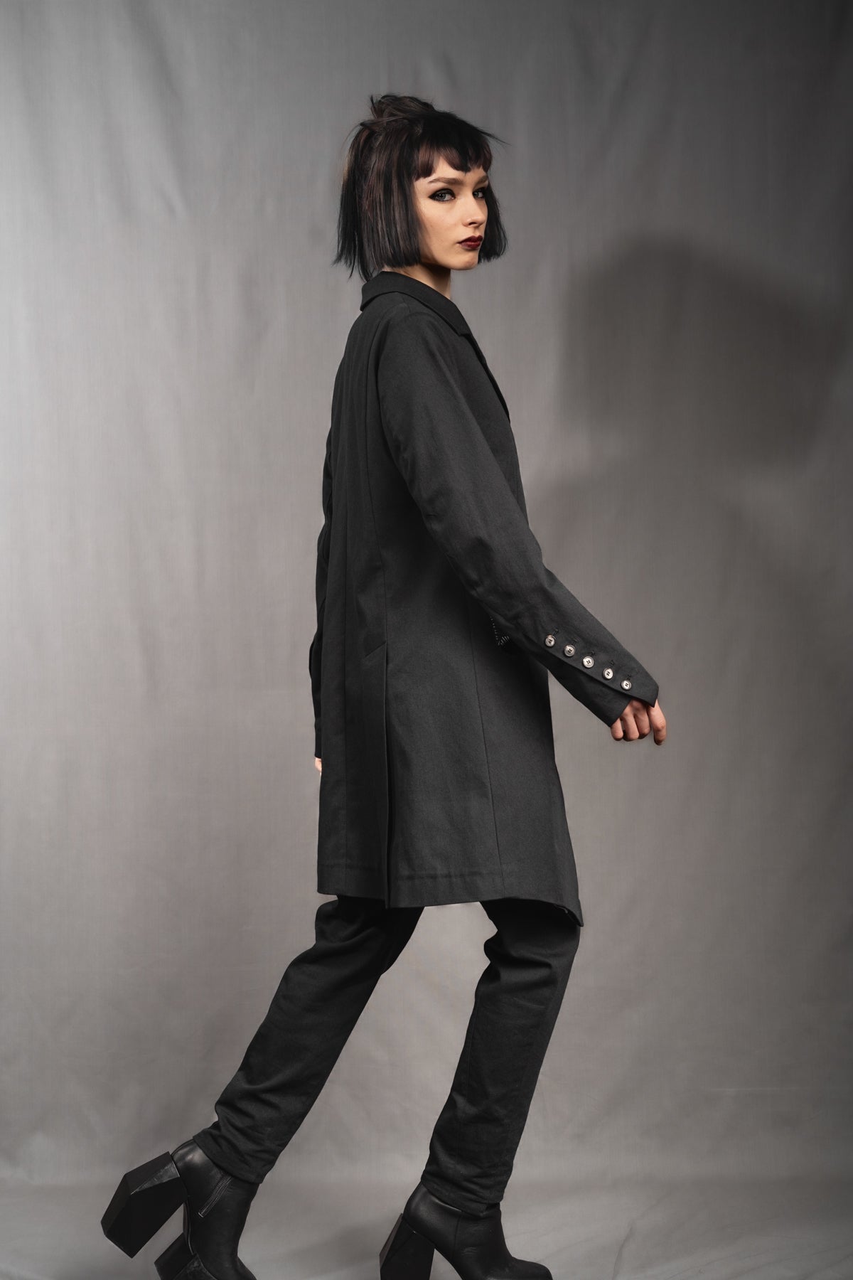 eigensinnig wien | Ylajali | Designer Doppelreiher Mantel für Damen aus schwarzer Baumwolle