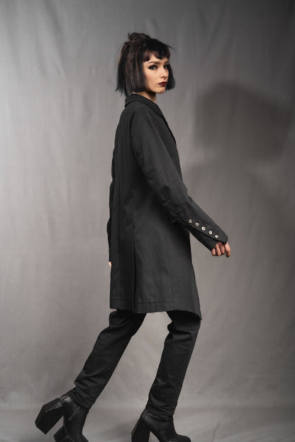 eigensinnig wien | Ylajali | Designer Doppelreiher Mantel für Damen aus schwarzer Baumwolle