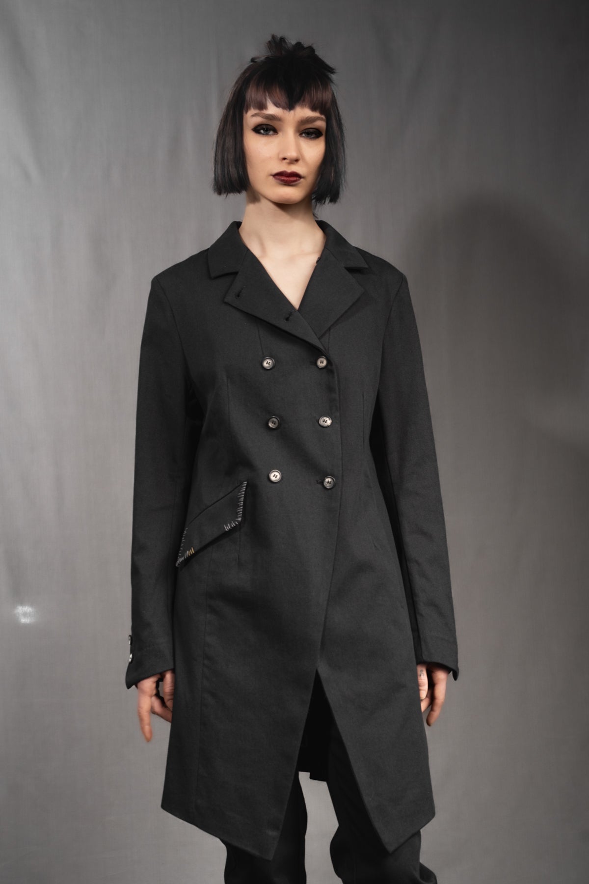 eigensinnig wien | Ylajali | Designer Doppelreiher Mantel für Damen aus schwarzer Baumwolle