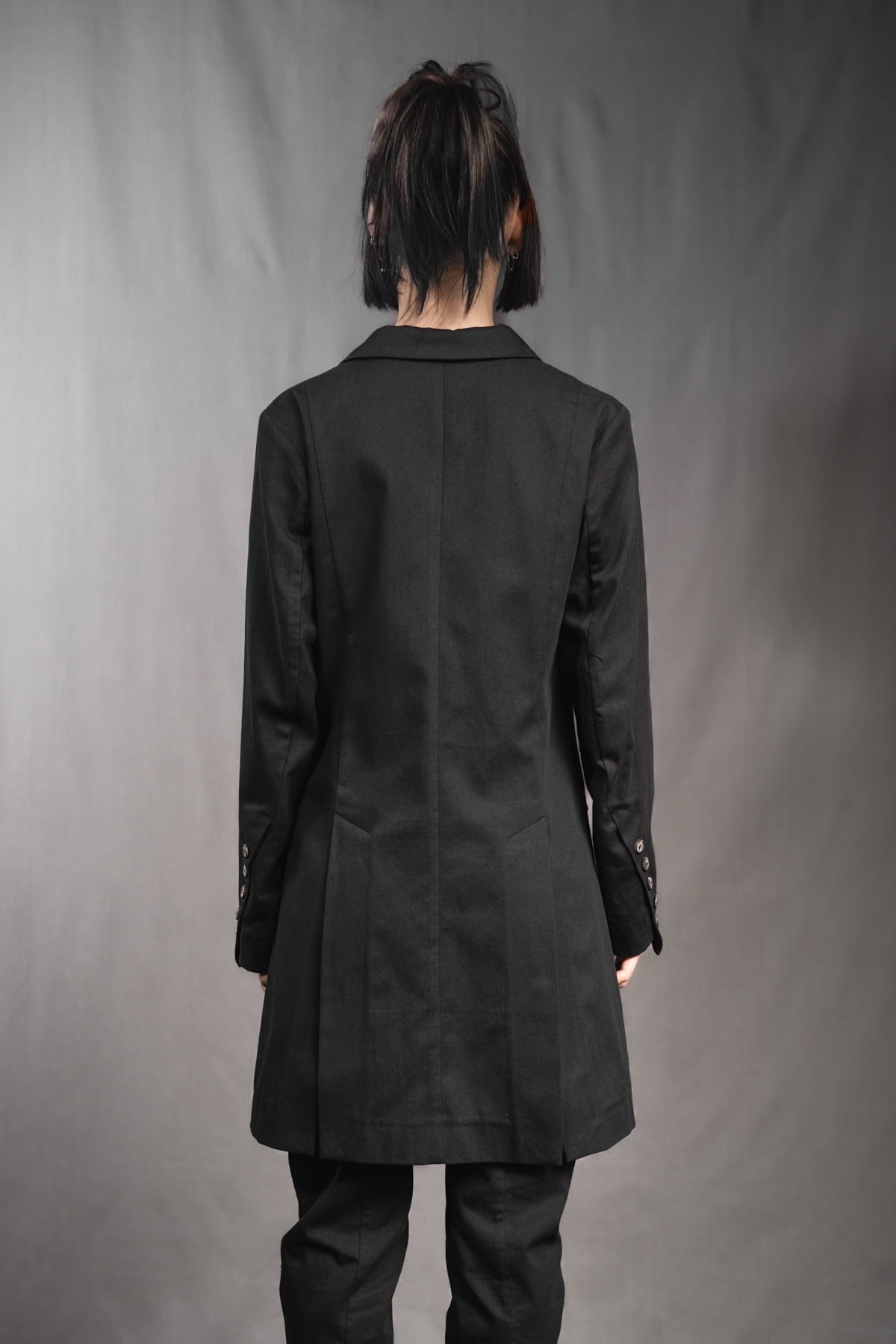 eigensinnig wien | YlaKil | Schwarzer Avantgarde Damenanzug mit Slim-Fit Hose aus leichter Baumwolle