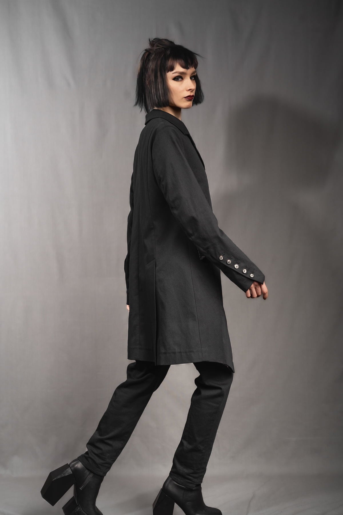 eigensinnig wien | YlaKil | Schwarzer Avantgarde Damenanzug mit Slim-Fit Hose aus leichter Baumwolle