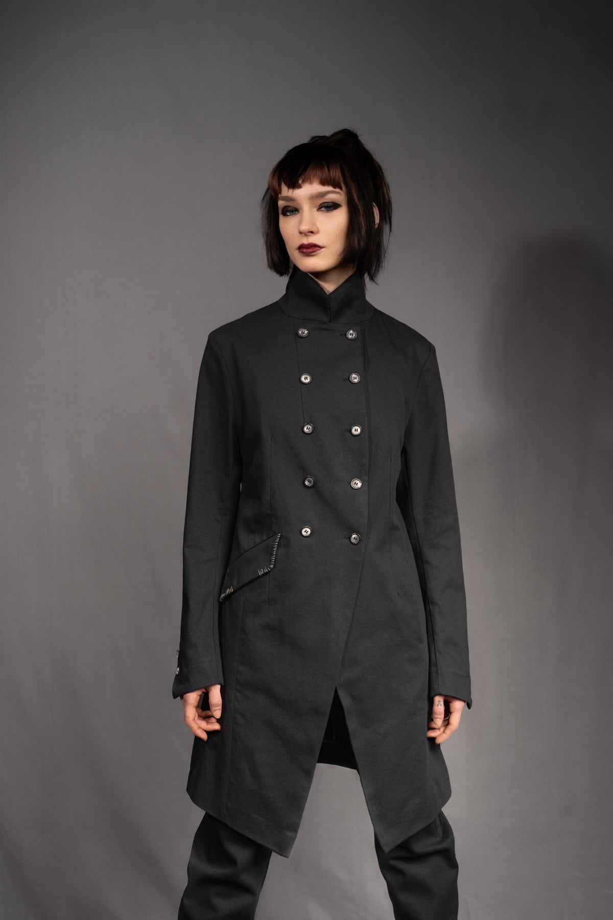 eigensinnig wien | YlaKil | Schwarzer Avantgarde Damenanzug mit Slim-Fit Hose aus leichter Baumwolle