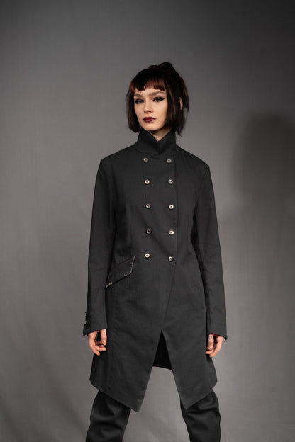 eigensinnig wien | YlaKil | Schwarzer Avantgarde Damenanzug mit Slim-Fit Hose aus leichter Baumwolle