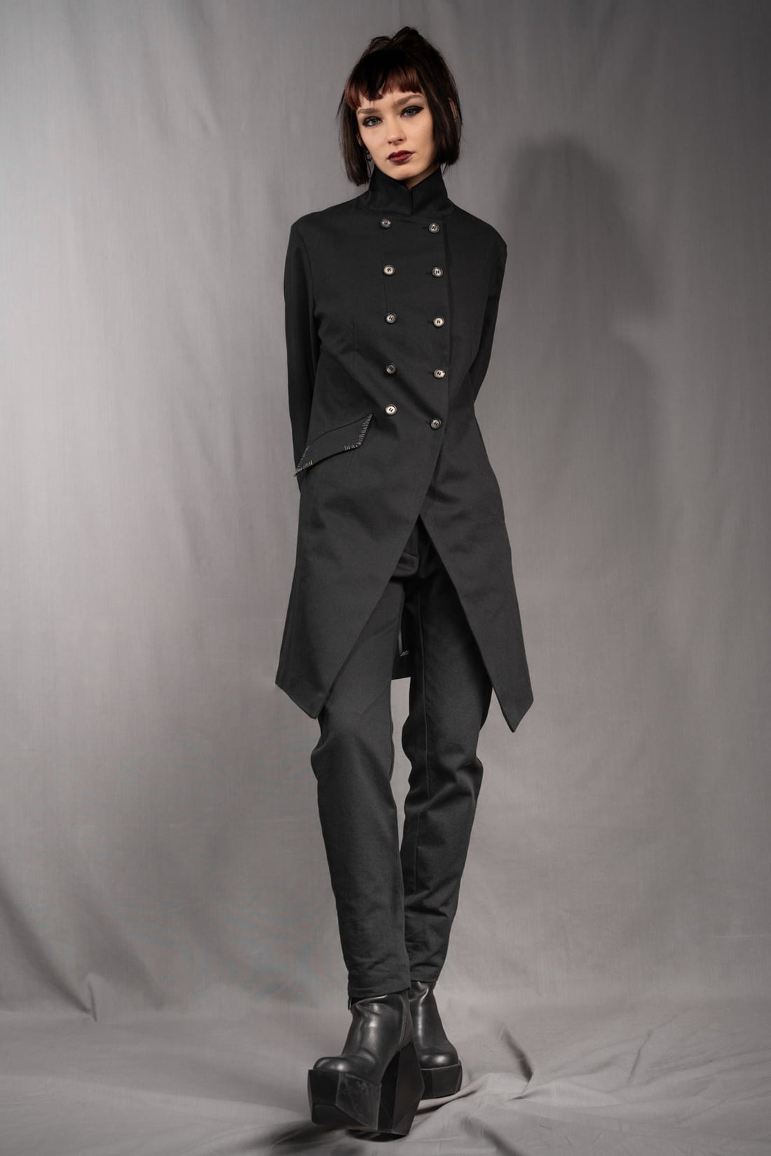 eigensinnig wien | YlaKil | Schwarzer Avantgarde Damenanzug mit Slim-Fit Hose aus leichter Baumwolle