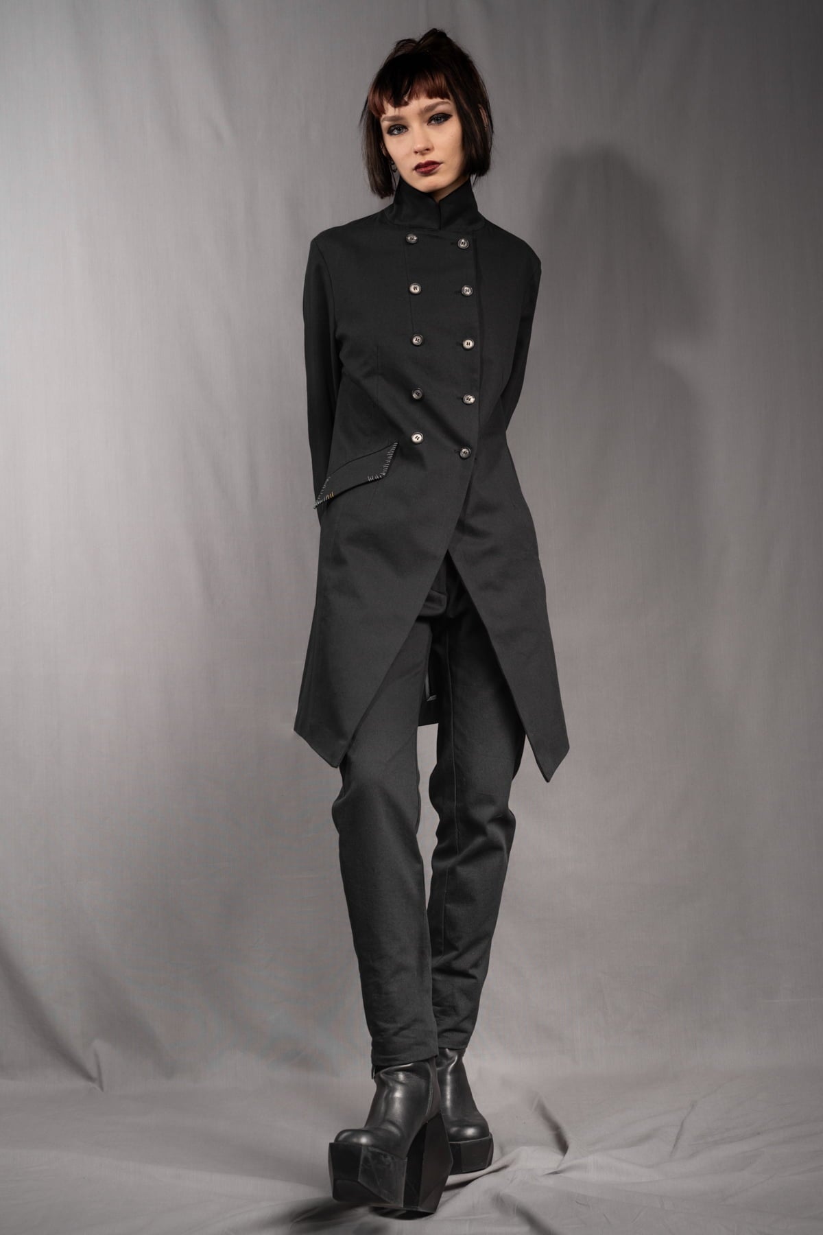 eigensinnig wien | YlaKil | Schwarzer Avantgarde Damenanzug mit Slim-Fit Hose aus leichter Baumwolle