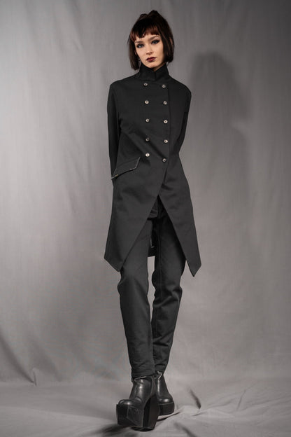 eigensinnig wien | YlaKil | Schwarzer Avantgarde Damenanzug mit Slim-Fit Hose aus leichter Baumwolle