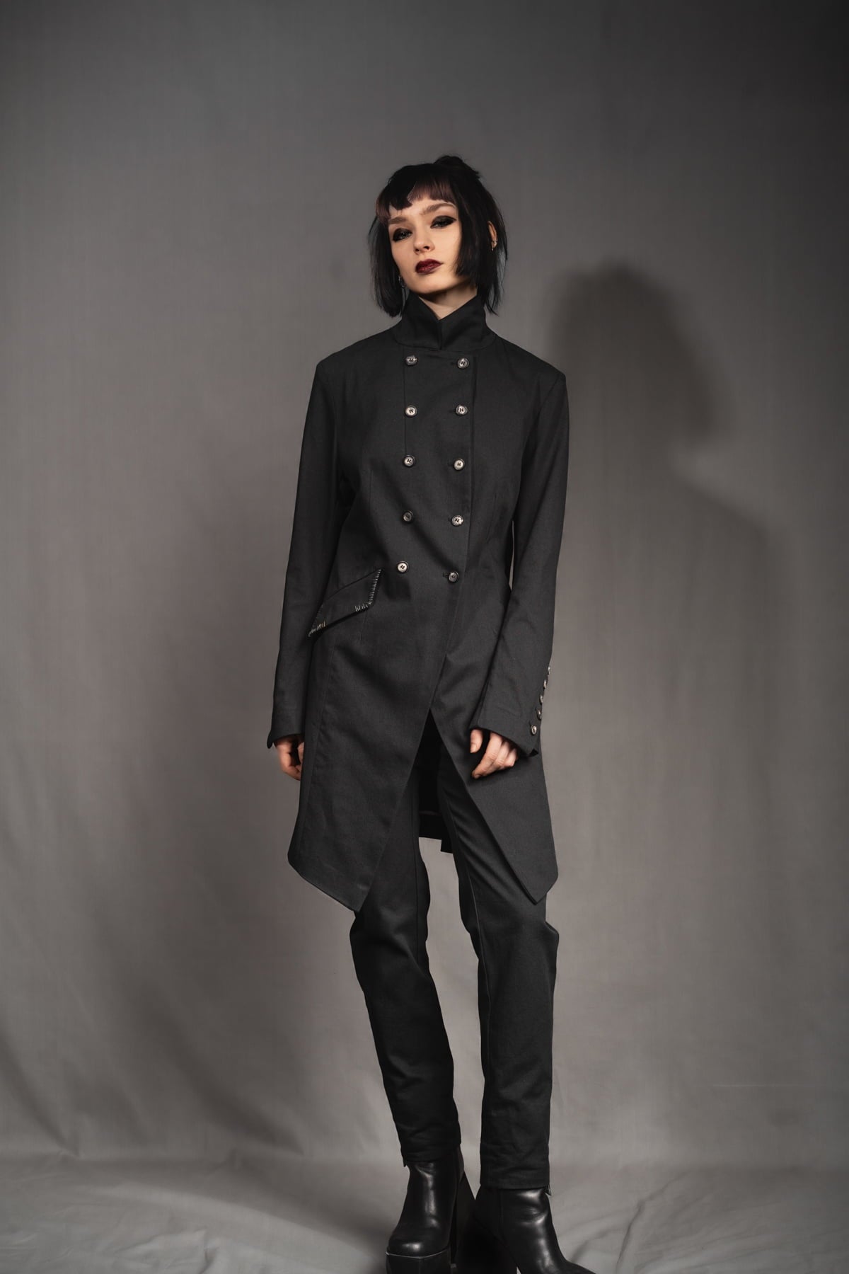 eigensinnig wien | YlaKil | Schwarzer Avantgarde Damenanzug mit Slim-Fit Hose aus leichter Baumwolle