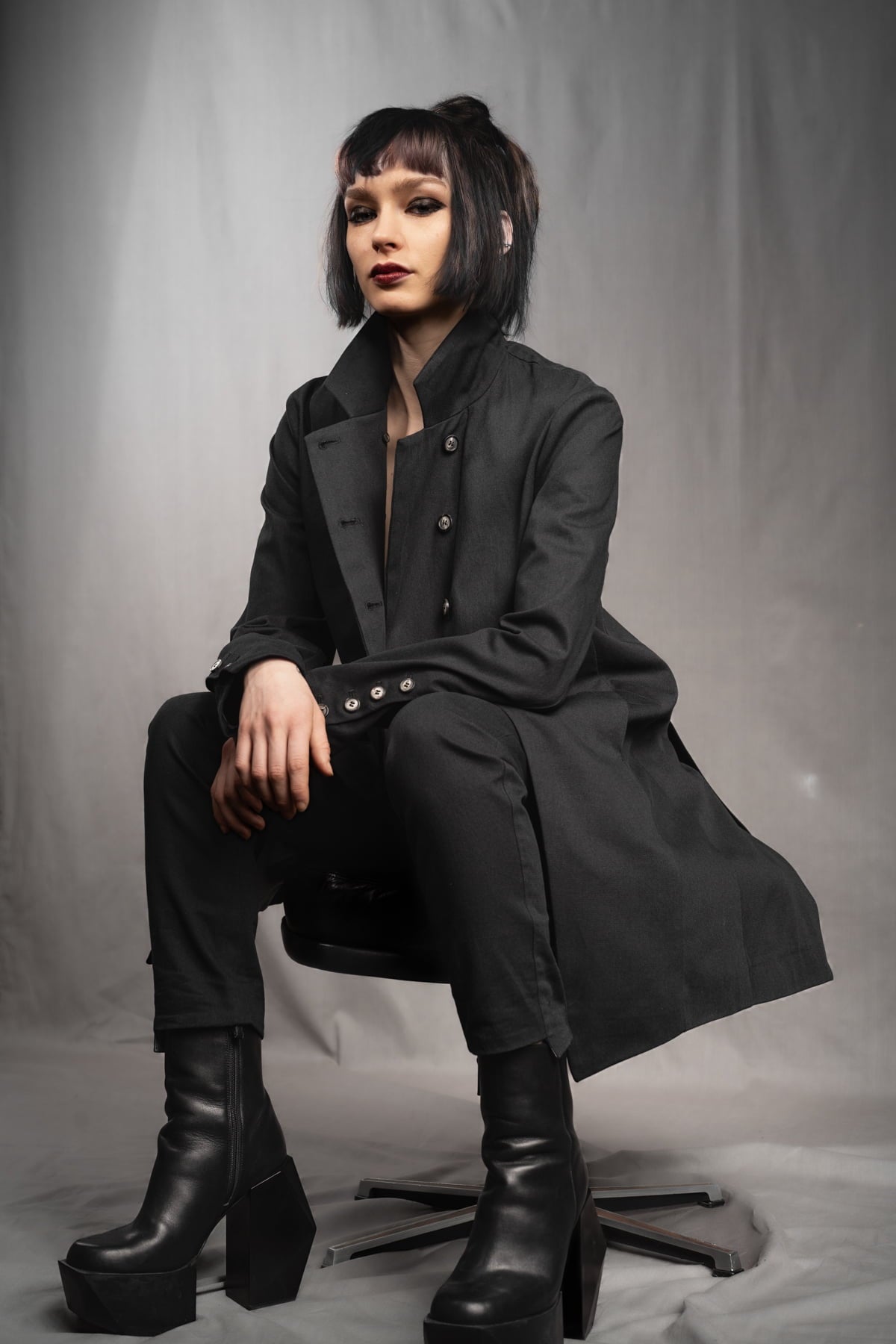 eigensinnig wien | YlaKil | Schwarzer Avantgarde Damenanzug mit Slim-Fit Hose aus leichter Baumwolle